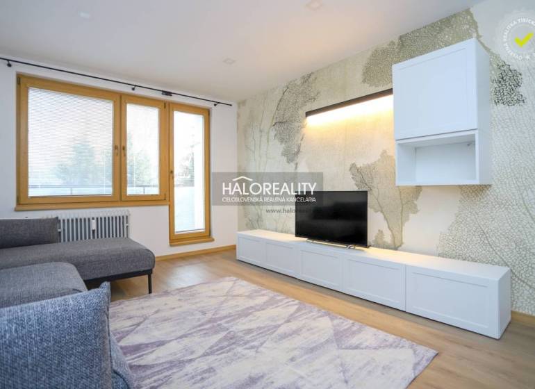 Prenájom, dvojizbový byt Považská Bystrica, Tatransk... - Svetlá obývačka v 2-izbovom byte s pohodlnou sedačkou a podlahou s dreveným dekorom.