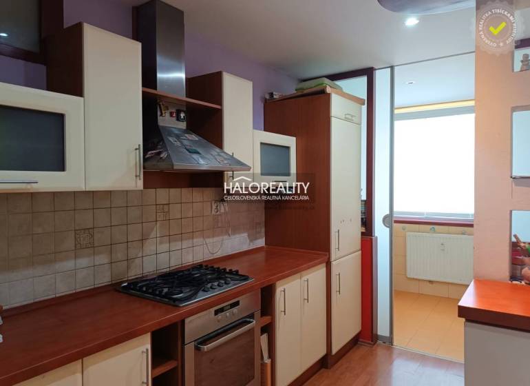 Predaj, trojizbový byt Trebišov, NOVÁ SKVELÁ CENA  -... - Kuchyňa garsónky s plynovým sporákom a sklenenými skrinkami.