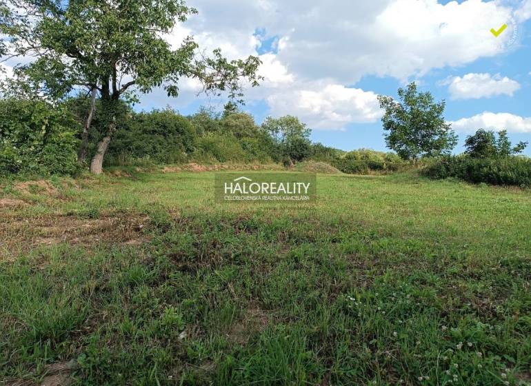 Predaj, pozemok pre rodinný dom   2351 m2 Čerhov, 1 ... - Pozemok na bývanie v Čerhove obklopený zeleňou a modrou oblohou.