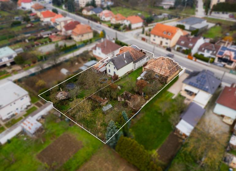 Pozemky s dvoma domami na prestavbu alebo novostavbu - Rodinný dom na Partizánskej ulici v Bánovciach nad Bebravou s veľkým pozemkom.