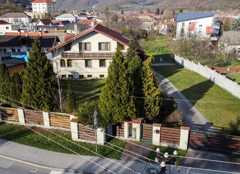 Obrovská vila pre luxusný život aj podnikanie (pripravujeme) - Vila na ulici Andreja Sládkoviča v Žarnovici s priestrannou záhradou a okrasnými stromami.