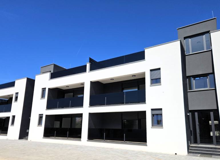 CHORVÁTSKO - Apartmány na ostrove VIR, Zadar - Moderná budova s balkónmi v meste Vir, vhodná pre 3-izbový byt.