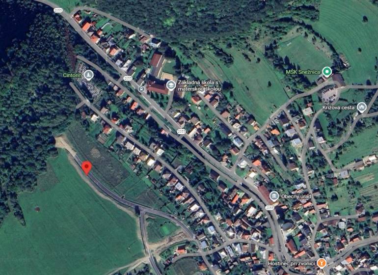 INVESTIČNÝ POZEMOK, SNEŽNICA - Letecká mapa Developerských pozemkov v Snežnici, obkolesená zeleňou a susediacou zástavbou.