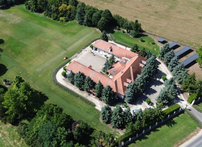Exkluzívna honosná kúria | 3 ha pozemok | Dunakiliti - HU - Letecký pohľad na nehnuteľnosť v Dunakiliti s veľkým pozemkom a solárnymi panelmi.