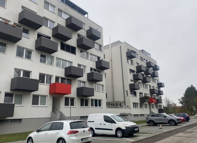 PRENÁJOM parkovacieho miesta - Chrenová - Bytovka na Lomnickej ulici v Nitre s garážovými stojiskami a balkónmi.