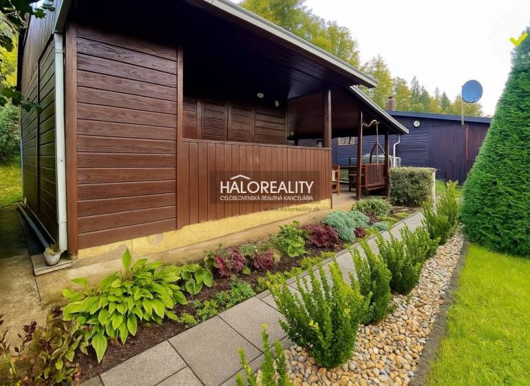 Predaj, záhradná chata Bytča, Veľká Bytča - ZNÍŽENÁ ... - Drevená chatka v záhradách v Bytči, obklopená udržiavanou zeleňou a chodníkom z dlaždíc.