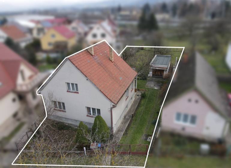 RODINNÝ DOM s garážou na PREDAJ - Dubnica nad Váhom - až 758m²  - Rodinný dom na Nerudovej ulici v Dubnici nad Váhom so záhradou a garážou.