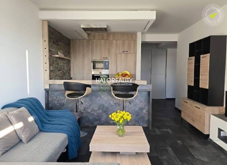 Predaj, dvojizbový byt Trnava, Arbória, garážové stá... - Obývačka v 2-izbovom byte s otvorenou kuchyňou a podlahou s dreveným dekorom.