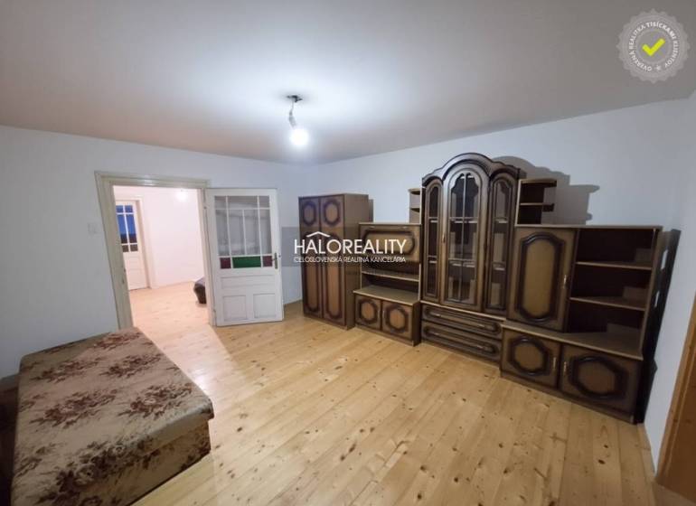 Predaj, rodinný dom Zeleneč - Izba v rodinnom dome s nábytkom a podlahou s dreveným dekorom.