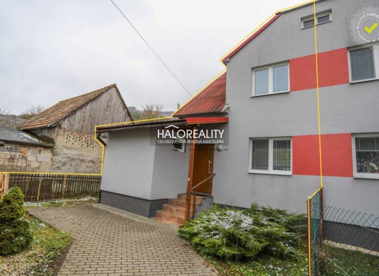 Predaj, rodinný dom Brvnište - EXKLUZÍVNE HALO REALITY - Rodinný dom v Brvništi s fasádou červenej a šedej farby, záhrada s chodníkom.