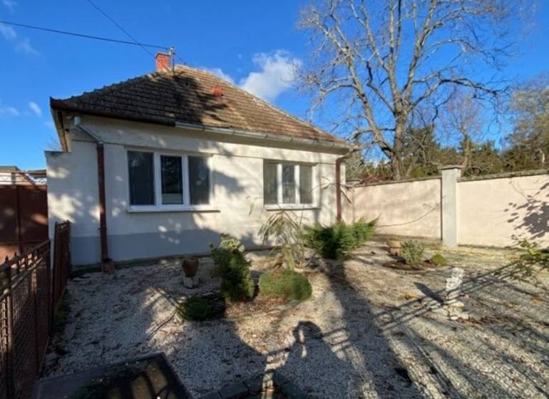 V exkluzívnom zastúpení majiteľa ponúkame na predaj rodinný dom - Rodinný dom na Hlavnej ulici v Zavare s predzáhradkou a kamenistým povrchom.