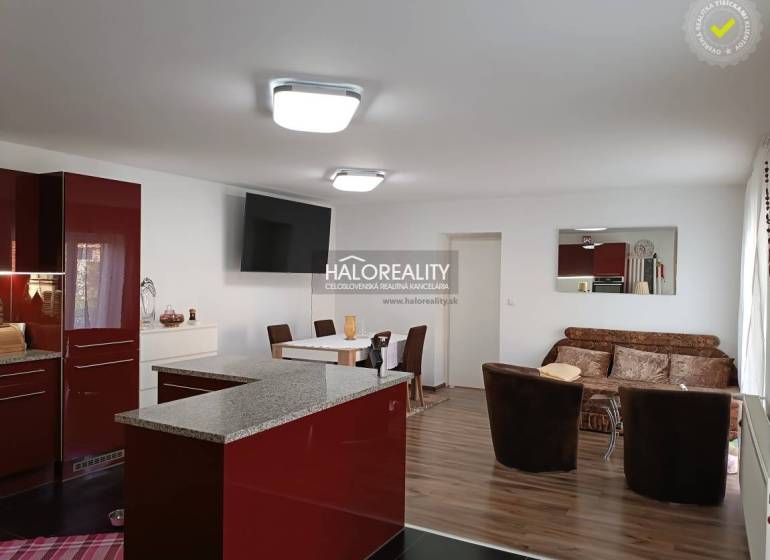 Predaj, rodinný dom Trebišov, NOVÁ SKVELÁ CENA ul. J... - Kuchyňa s jedálňou v rodinnom dome, červená linka, pohovka a pohodlné kreslá.