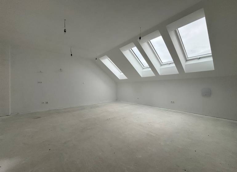 PREDAJ - 2-izbový byt v nádhernej lokalite Dvorníky - Priestranná svetlá miestnosť s veľkými strešnými oknami v 2-izbovom byte.