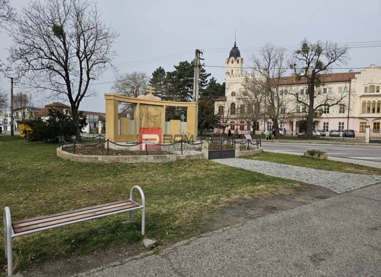 Na prenájom HĽADÁM BYT Ivanka pri Dunaji a okolie - Socha a lavička na ulici v Ivanke pri Dunaji. V pozadí historická budova.