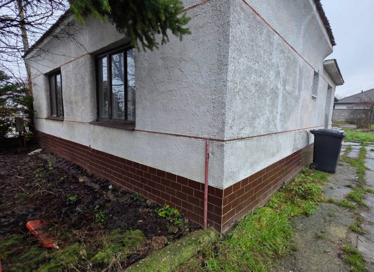 Na predaj 5 izbový rodinný dom Vinohrady nad Váhom - Rodinný dom vo Vinohradoch nad Váhom s hlinenou záhradou a betónovým chodníkom.