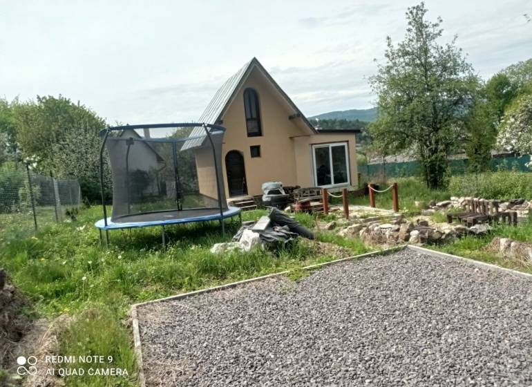 REZERVOVANÉ Chatka na krásnom mieste v kľudnom prostredí - Chata v Hliníku nad Hronom s trampolínou a kamenitou cestou v záhrade.