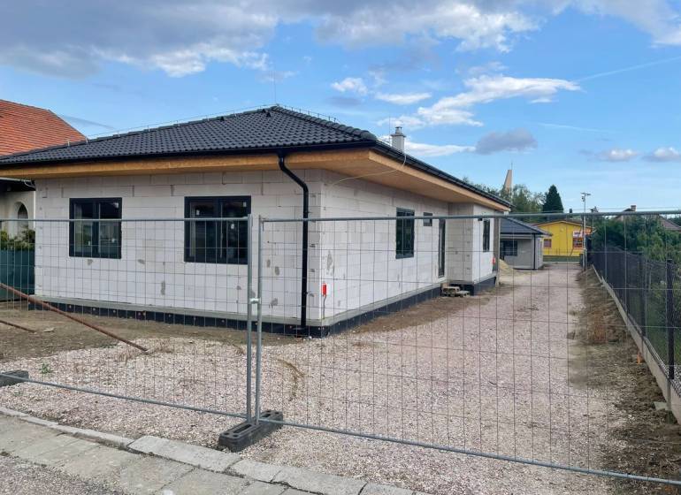 Ponúkame na predaj štvorizbový rodinný dom v obci Radava. - V Radave prebieha výstavba rodinného domu so šikmou strechou a bielou fasádou.