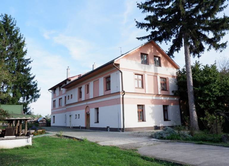 Ponúkame na predaj penzión v Poľnom Kesove - Budova v Poľnom Kesove obklopená zeleňou, Hotely a penzióny atmosférou domova.