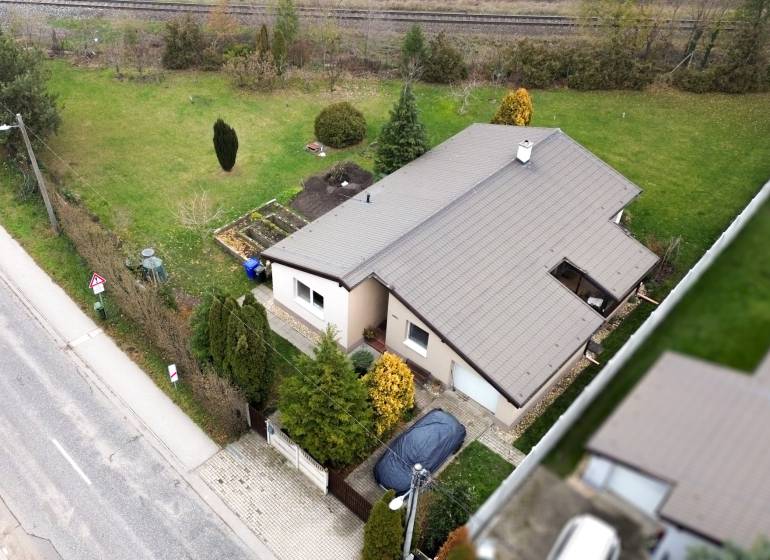 Investičná príležitosť v Kvetoslavov - DOM ideálny pre súkromnú škôlku - Rodinný dom na Hlavnej ulici v Kvetoslavove s priestrannou záhradou a garážou.