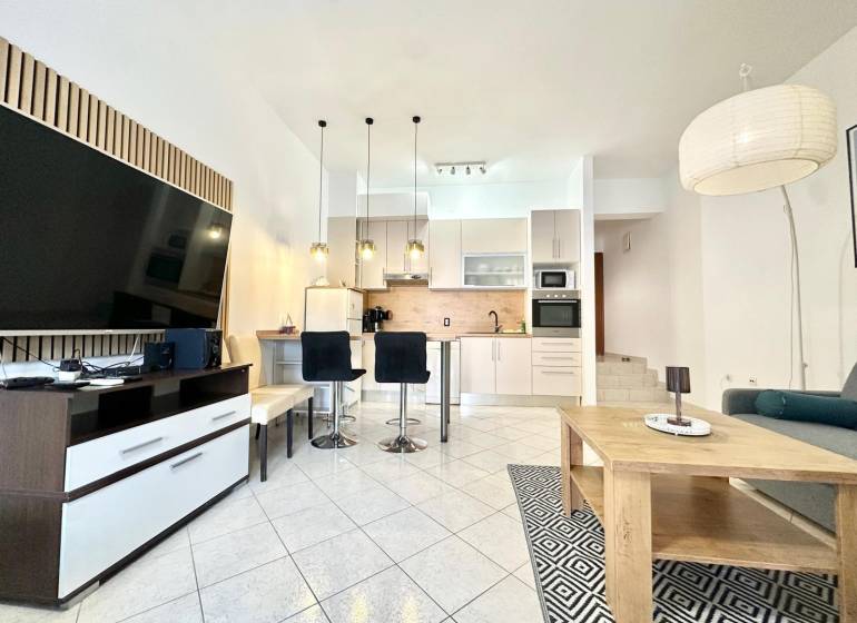 Trogir, Čiovo – pekný, zariadený apartmán len 150m od pláže - Rekreačný apartmán s priestrannou obývačkou, kuchyňou a televízorom.