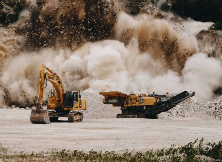 Predaj kameňolomu s dlhodobou perspektívou v Horných Turovciach - Bager a drvička kameňa v kameňolome so silnou explóziou v Horných Turovciach.