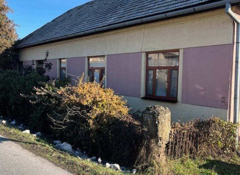 Prízemný rodinný dom v Tomášovciach  - Rodinný dom v Tomášovciach s tradičnou strechou a jednoduchým fasádnym dizajnom.