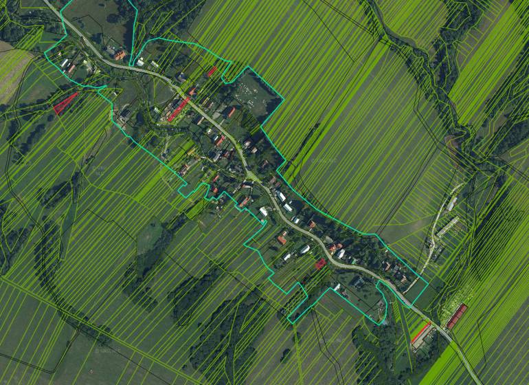 Varadka – Investičné pozemky v intraviláne obce - Letecká mapa pozemkov na bývanie vo Varadke so zvýraznenými hranicami parciel.
