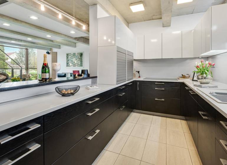 Predaj moderná 5 izbová vila, 265 m2, pozemok 953 m2, bazén,BA II. - Kuchyňa na ulici Imelová a Vila, s tmavými skriňami a moderným vybavením.