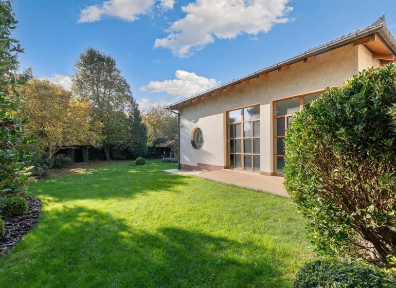 Predaj luxusná 5 izbová Vila,440 m2,pozemok 1061m2,garáž,bazén,BA II. - Rodinná vila s veľkým trávnikom na ulici Hrušovská obklopená zeleňou a stromami.