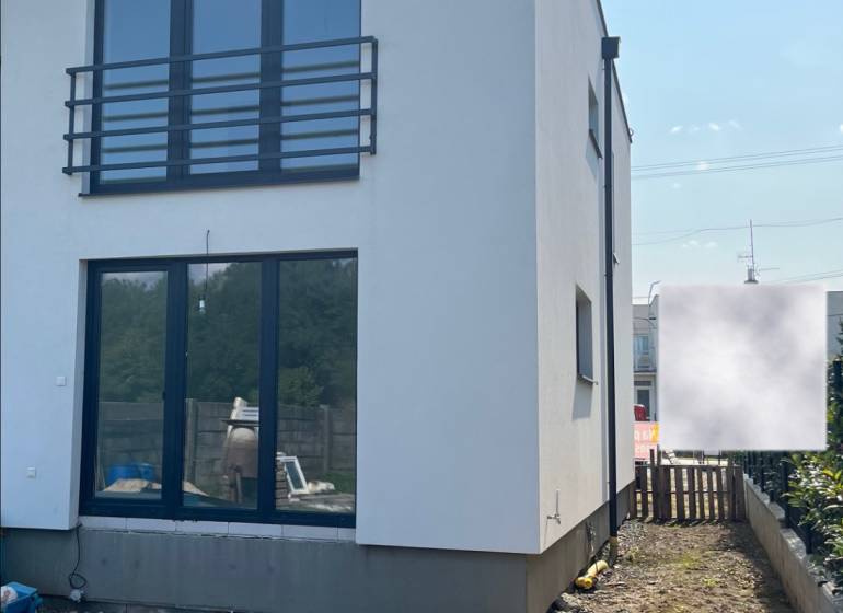 Novostavba- 4-izbový rodinný dom-Super Cena - Rodinný dom na ulici Zvončín v Zvončíne s trávnatou plochou pred budovou.