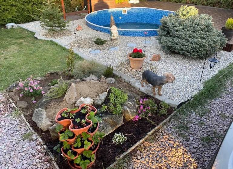 Záhrada na predaj – Kráľová nad Váhom 29 900 € - Dohoda Možná - Záhrada v Kráľovej nad Váhom pri chate s bazénom, kvetmi a psom.