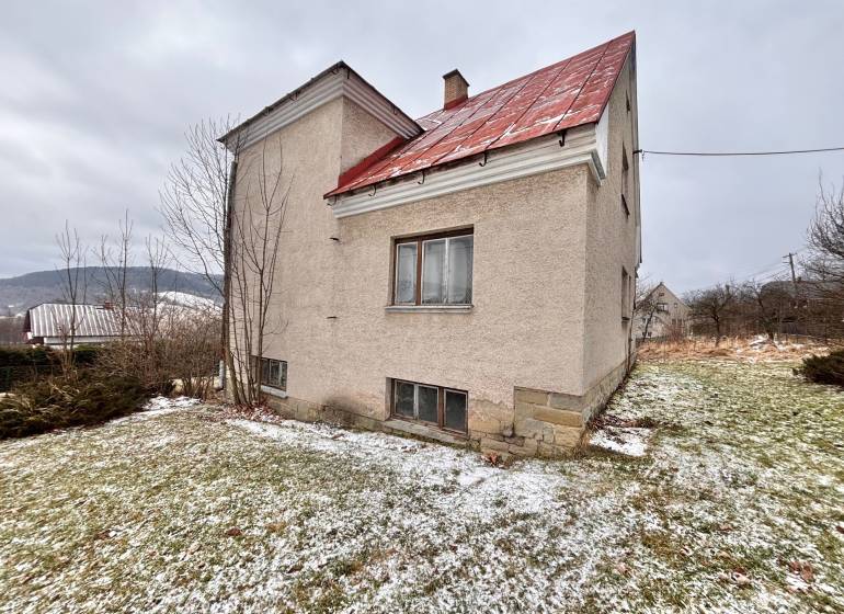 Predaj rodinného domu v Skalitom  - Rodinný dom na Poľane v Skalitom, obklopený zimnou krajinou s jemným snehom.