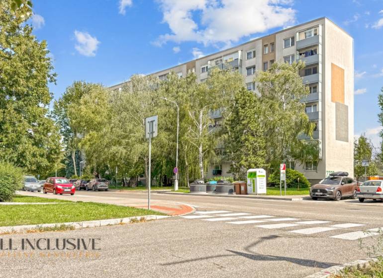 PRÍJEMNÝ 3 IZBOVÝ BYT | P.O.HVIEZDOSLAVA | TOPOĽČANY - Ulica P.O. Hviezdoslava v Topoľčanoch so stromami a 3-izbovým bytom na pozadí.