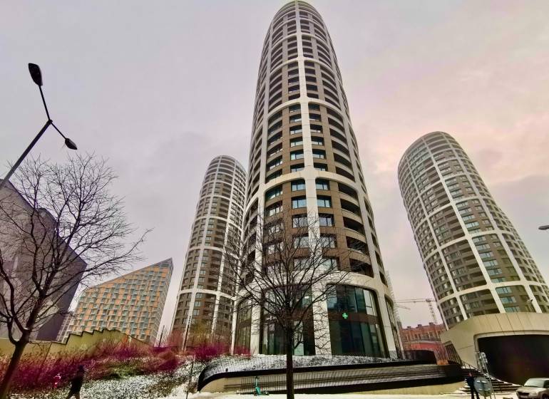 Prenájom 2-izb. byt, SKY PARK, 4. veža, Staré Mesto - Výškové budovy na Bottovej ulici v Bratislave - Staré Mesto, zasnežené okolie a stromy.