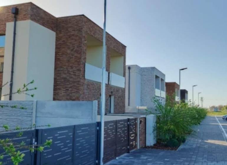 REZERVOVANÉ Na predaj 3-izbový byt v štandarde - Novostavba Diakovce - Moderné bytové domy v Diakovciach so súkromným parkoviskom a upravenou zeleňou.