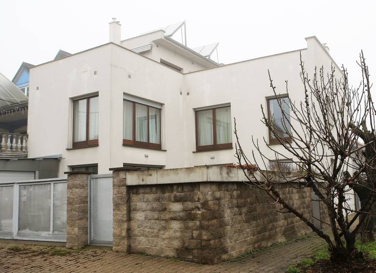 Na predaj rodinný dom na Súľovskej 56 v Bratislave - Rodinný dom na Súľovskej ulici, Bratislava - Ružinov s príjazdovou cestou a plotom z tehál.