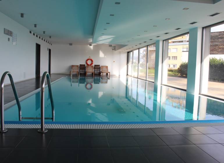 Koliba:Na prenájom 4i, lux. byt,terasa, bazén/eng.text inside - Interiérový bazén s ležadlami v 4-izbovom byte.