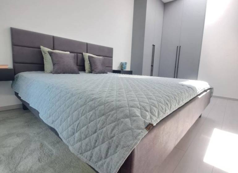 SKOLAUDOVANÉ! Novostavba 2-3 izbových bytov s pozemkom Richtárske pole - Spálňa v 2-izbovom byte so svetlom z horného okna a minimalistickým vybavením.