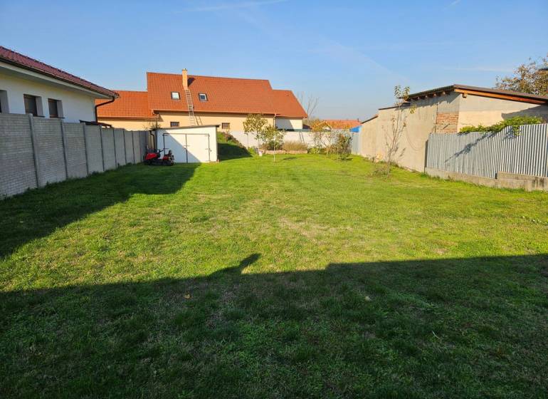 NOVÁ CENA !!  Atraktívny stavebný pozemok, obec Jakubov, 676 m - Pozemky - bývanie v Jakubove s trávnikom medzi rodinnými domami a prístreškom.