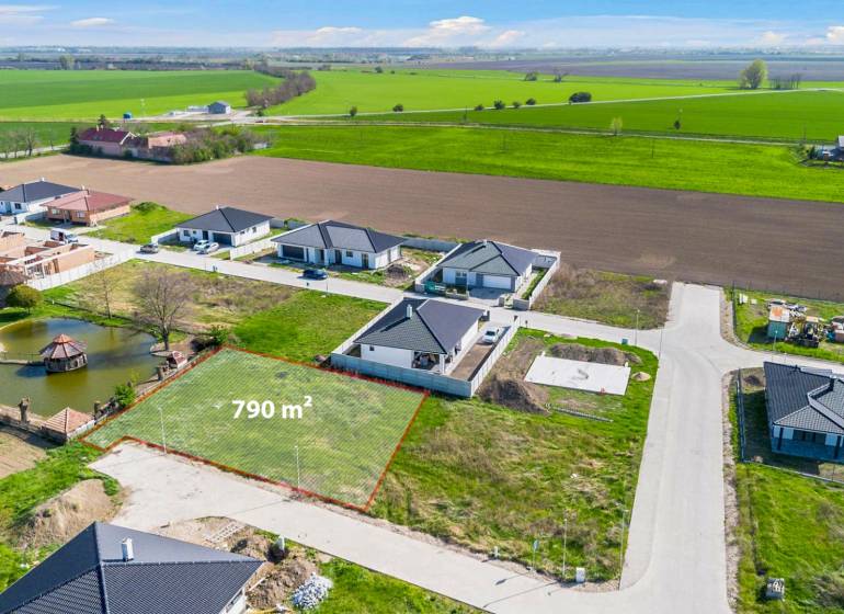 Kúpte si SVETLÝ, TICHÝ stavebný pozemok s IS a OPTIMÁLNOU ROZLOHOU  - Pozemok 790 m² v pokojnej lokalite, ideálny na bývanie, obklopený prírodou.