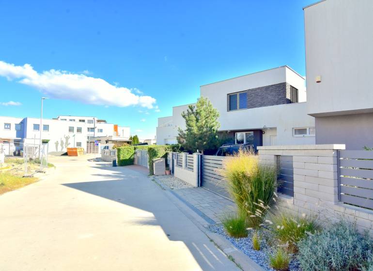 HROZNOVÁ, 4-i RD, 161 m2 – novostavba, krb, klíma, krásna záhrada - Ulica Hroznová v Ivanke pri Dunaji so súborom rodinných domov a zeleňou.