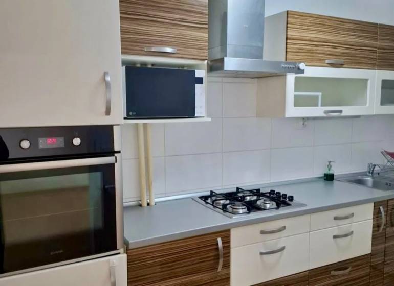 Prenájom 4 izbový byt, Čsl. Parašutistov, Bratislava III. Nové Mesto - Kuchyňa s kameninovým kúpením, varnou doskou a digestorom v 4-izbovom byte.
