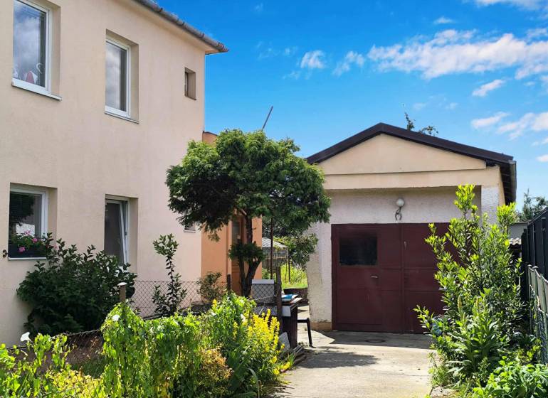 ❗️ RODINNÝ POL DOM NA PREDAJ PARTIZÁNSKE -  CENTRUM MESTA ❗️  - Rodinný dom v Partizánskom s garážou obklopený záhradou plnou zelených rastlín.