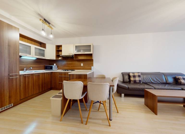 | Svetlý priestranný 2 izbový byt | parkovanie | REZERVOVANÝ - Kuchyňa s rohovými skrinkami, jedálenský stôl a sedačka v 2-izbovom byte.