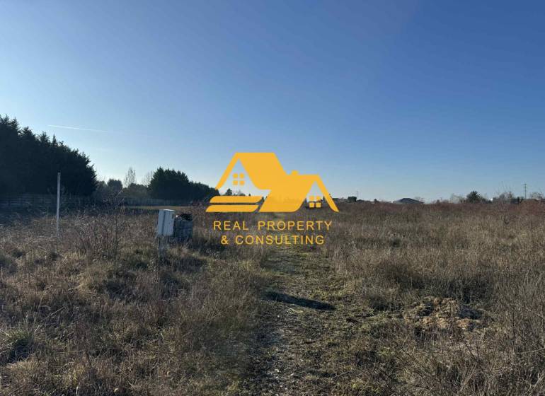 Predám stavebný pozemok v Nových Zámkoch - Pozemok - bývanie v Nových Zámkoch na ulici nové Zámky, s voľnou prírodou a vegetáciou.