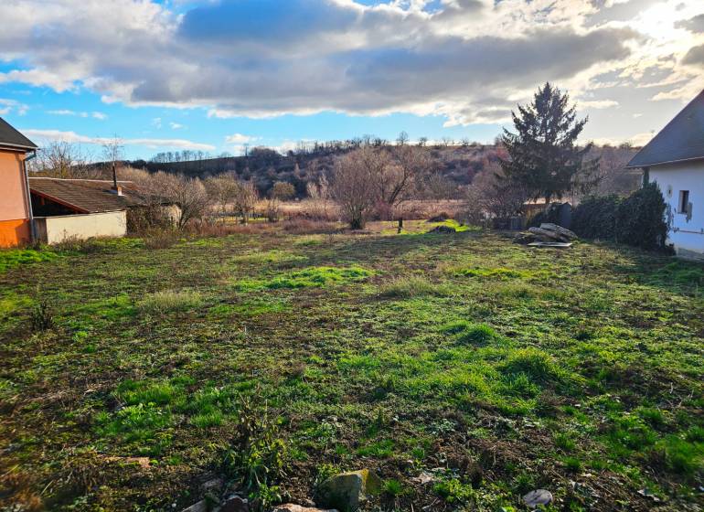 Predáme stavebný pozemok o výmere 1000 m2 v obci Čifáre, okr. Nitra - Pozemok na bývanie v obci Čifáre na ulici Čifáre, s trávnatým povrchom a okolím.