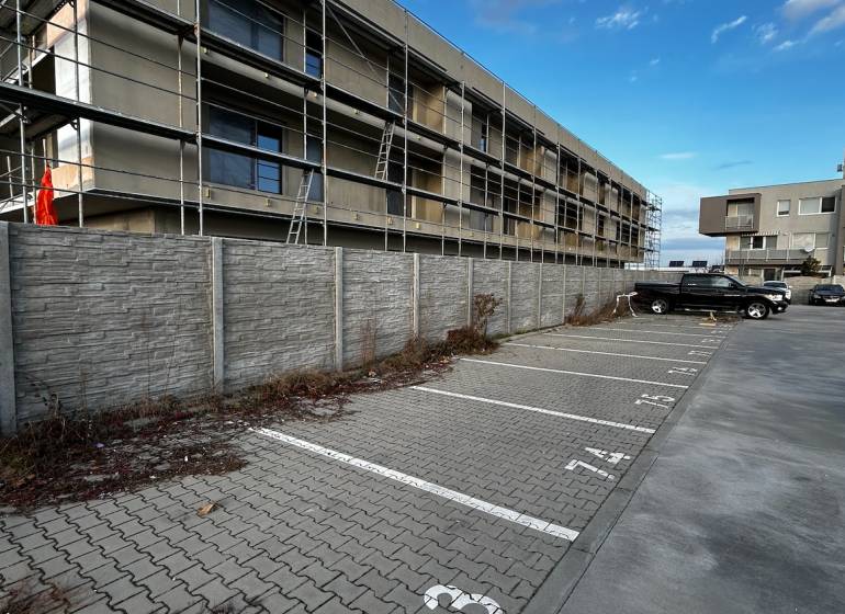 Prenájom parkovacieho miesta Javorová, Dunajská Lužná - Budova so lešením na ulici Javorová v Dunajskej Lužnej, Zvláštne nehnuteľnosti.