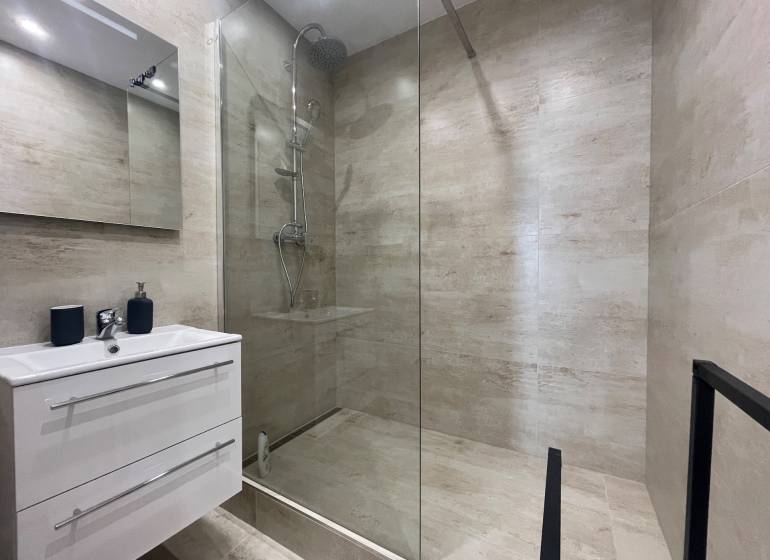 PRENÁJOM, 3 izbový byt na Fábryho ulici, Košice - Dargovských Hrdinov - Kúpeľňa v 3-izbovom byte so sprchovacím kútom a úložným priestorom pod umývadlom.