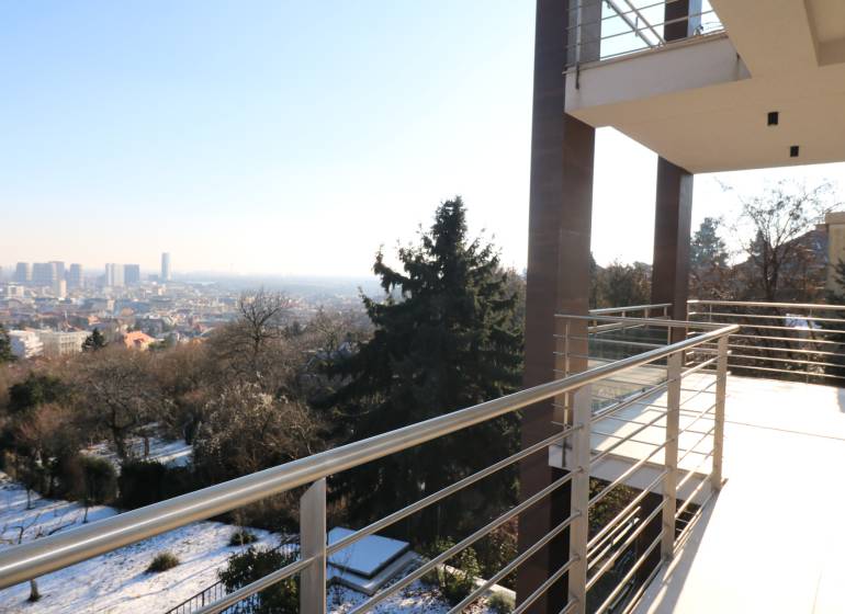 Prenájom 4 izbového bytu s krásnym výhľadom na mesto - Výhľad na Bratislavu z terasy nad Broskyňovou ulicou.