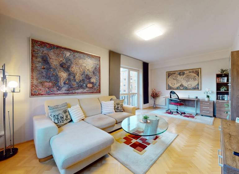 BA/STARÉ MESTO - Prenájom kompletne zariadeného 2i bytu s 2 balkónmi - Obývacia izba 2-izbového bytu s podlahou s dreveným dekorom, pohovkou a pracovným stolom.